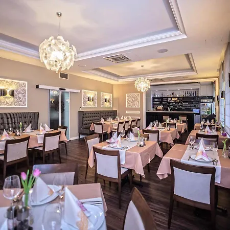 Piccolo Panzio Vendeglo Vinoteca Oda ve Kahvaltı Zalaegerszeg