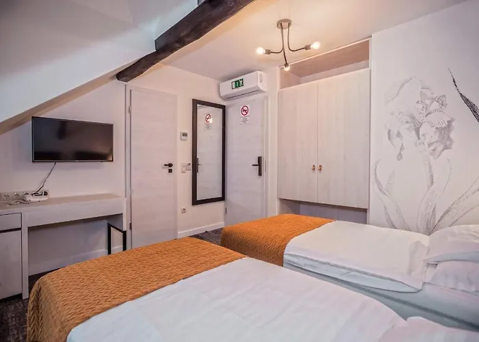 Piccolo Panzió Vendéglő Vinoteca 4*